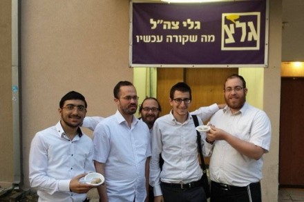 מחאת הקניידלעך מול גלי צה"ל (צילום: אבי בלכרמן)