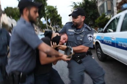 נדב פרנקוביץ' מובל באלימות לניידת המשטרה (צילום: מנחם ברגר.)