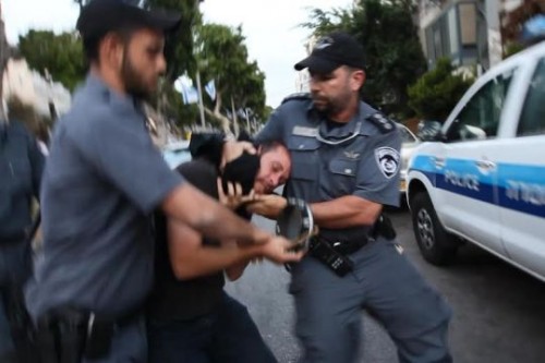 נדב פרנקוביץ' מובל באלימות לניידת המשטרה (צילום: מנחם ברגר.)