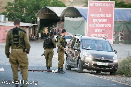 חיילים אוכפים סגר בכניסה לחברון (צילום: אקטיבסטילס)