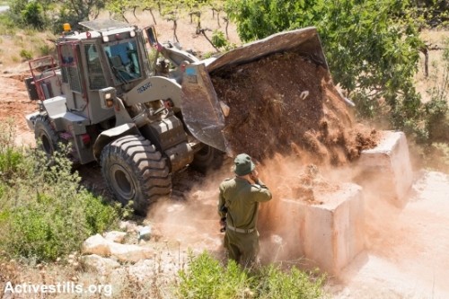 דחפור צבאי חוסם דרכים בגדה המערבית (אקטיבסטילס)