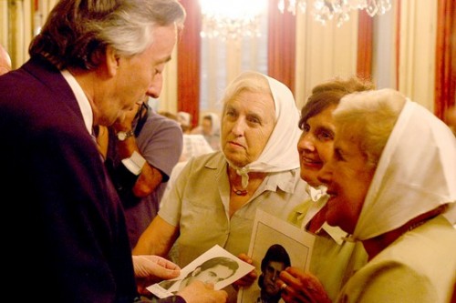 אמהות כיכר מאי עם הנשיא הארגנטינאי לשעבר, נסטור קירשנר (Loco085 CC BY 2.0)