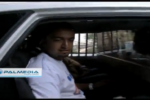 אחד מהעיתונאים הפלסטינים המעוכבים בניידת משטרה (צילום מסך: פל-מדיה)