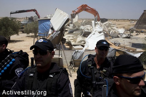 מטרת הרשות להתיישבות הבדואים היא לא ליישב אלא להרוס. הריסה באל-עראקיב, 2014 (צילום: אורן זיו) מטרת הרשות להתיישבות הבדואים היא לא ליישב אלא להרוס. הריסה באל-עראקיב, 2014 (צילום: אורן זיו)