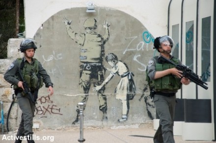 חיילים בבית לחם וגרפיטי (ריאן רודריק ביילר / אקטיבסטילס)