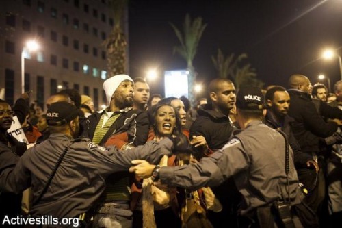 שוטרים בהפגנה של יוצאי אתיופיה נגד אפליה ואלימות משטרתית (אקטיבסטילס)