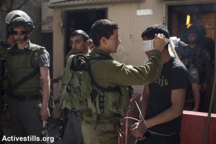 חיילים עוצרים פלסטינים בחברון (אקטיבסטילס)
