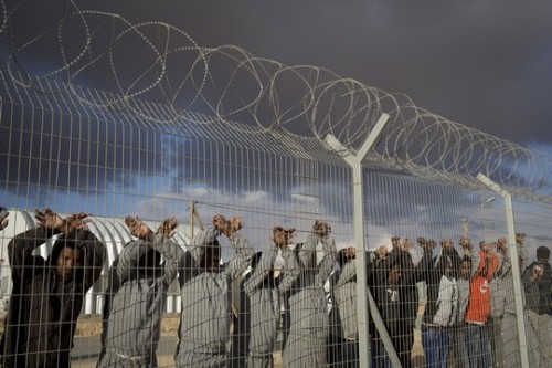 מבקשי מקלט הכלואים במתקן חולות מסמנים את סמל המאבק לחופש (צילום: אקטיבסטילס)