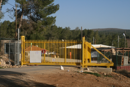 המתחם הזמני בו ממתין גרעין חירן לפינוי הכפר אום אלחיראן בלב יער יתיר (פורום דו-קיום בנגב לשוויון אזרחי)