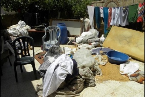 חיפוש בבית בכפר ג'ינס א-פוט. החיילים שפכו את תכולת הארונות על הרצפה, שברו אריחי שיש, שפכו שקי תבואה, וגרמו נזק רב. (צילום: נירית חביב) חיפוש בבית בכפר ג'ינס א-פוט. החיילים שפכו את תכולת הארונות על הרצפה, שברו אריחי שיש, שפכו שקי תבואה, וגרמו נזק רב. (צילום: נירית חביב)