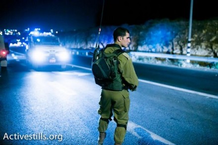 קצין צה"ל בסמוך לאזור מציאת גופות הנערים החטופים (צילום: אקטיבסטילס)