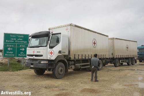 משאיות של הצלב האדום בכרם שלום (צילום: אקטיבסטילס)