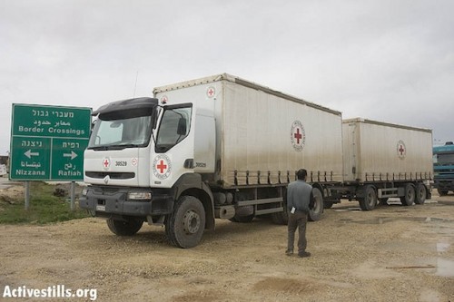 משאיות של הצלב האדום בכרם שלום (צילום: אקטיבסטילס) משאיות של הצלב האדום בכרם שלום (צילום: אקטיבסטילס)