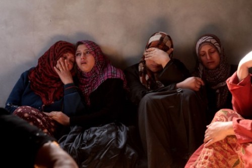 נשים מג'בליה מתאבלות על מותו של מוחמד סדלח, בן 4, במהלך מבצע עמוד ענן, 16.11.2014 (צילום: אנה פק, אקטיבסטילס)