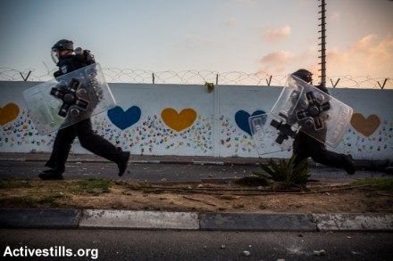 שוטרים בעת הפגנה בערערה, 5.7.2014 (יותם רונן, אקטיבסטילס)