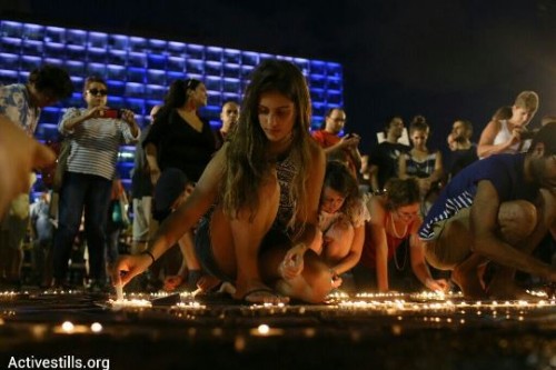 מדליקים נרות בכיכר רבין לזכר קורבנות המבצע בעזה, 26.7.2014 (צילום: אקטיבסטילס) מדליקים נרות בכיכר רבין לזכר קורבנות המבצע בעזה, 26.7.2014 (צילום: אקטיבסטילס)