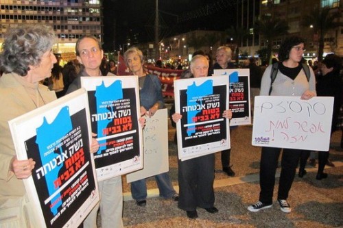 פעילות פרויקט "האקדח על שולחן המטבח" בהפגנה נגד אלימות נגד נשים (צילום: אסתי צאל) פעילות פרויקט "האקדח על שולחן המטבח" בהפגנה נגד אלימות נגד נשים (צילום: אסתי צאל)