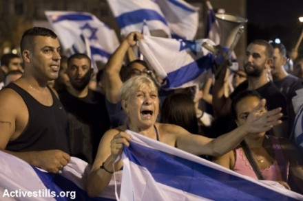 מפגינים "מהצד הימני", כיכר רבין, 26.7.14 (צילום: activestills)