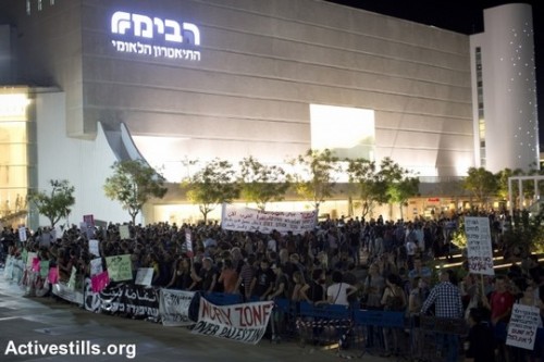 כאלף פעילי שמאל מפגינים נגד המתקפה בעזה. רחבת הבימה, תל אביב, 19 ביולי 2014. (צילום: אורן זיו, אקטיבסטילס) כאלף פעילי שמאל מפגינים נגד המתקפה בעזה. רחבת הבימה, תל אביב, 19 ביולי 2014. (צילום: אורן זיו, אקטיבסטילס)