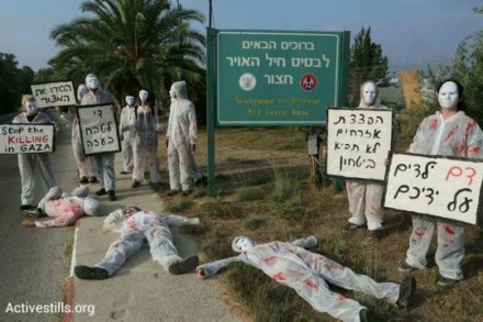 מיצג מחאה נגד המלחמה בעזה כניסה לבסיס חיל האוויר בחצור (צילום: אקטיבסטילס)