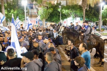 מפגיני ימין בכיכר רבין (צילום: אקטיבסטילס)