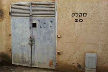מקלט שכונתי. נפתח במקרה הצורך, אלא שבבאר שבע הצורך מגיע ללא הודעה מוקדמת (צילום: דני בלר)