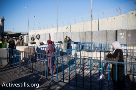 נשים מגיעות למחסום קלנדיה השומם בתחילת רמדאן (יותם רונן / אקטיבסטילס)