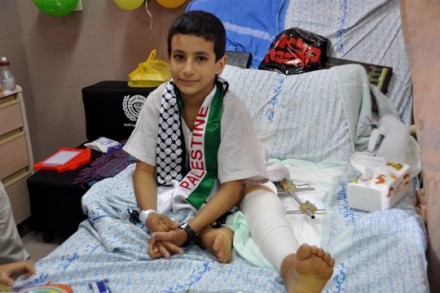עבדל אל-כרים בן העשר. רגלו רוסקה והוא הועבר מבית חולים בעזה לאל-מקאסד (צילום: יעל מרום)