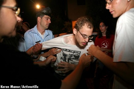 מעצר מפגין בהפגנה מול בית דן חלוץ במלחמת לבנון השנייה (אקטיבסטילס)