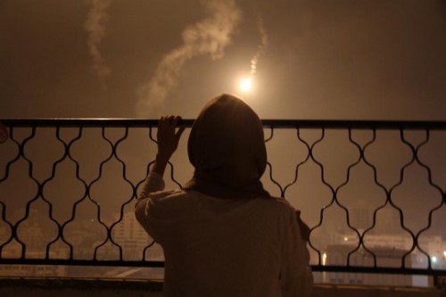 לארה אבו-רמדאן, צמת עיתונות בת 22 מעזה, חוותה שלוש התקפות על עירה. הפעם, היא אומרת, משתמשים ביותר פצצות תאורה מאי-פעם בעברה. "זה כמו אור יום באמצע הלילה" (אסד ספטאווי)