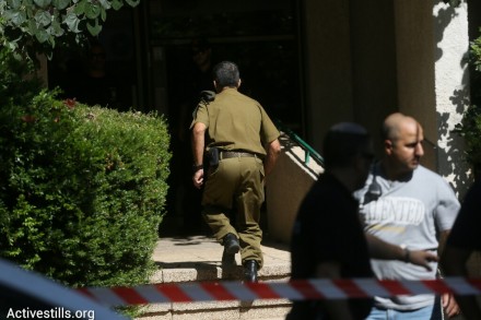 קצין מגיע לבית הדר גולדין, כפר סבא (אורן זיו / אקטיבסטילס)