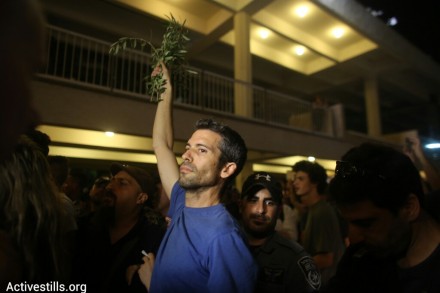 מפגין בכיכר הבימה ושוטר (אורן זיו / אקטיבסטילס)