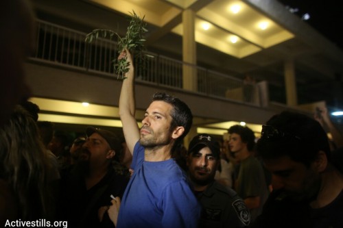 מפגין בכיכר הבימה ושוטר (אורן זיו / אקטיבסטילס)