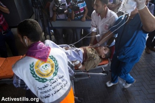 ילד פצוע מובהל לבית החולים אל-שיפא, 24 ביולי 2014 (אן פאק/אקטיבסטילס)