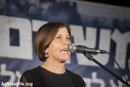 זהבה גלאון נואמת בהפגנת מחנה השלום בכיכר רבין, בתום המלחמה. 16 באוגוסט 2014. (צילום: אורן זיו/אקטיבסטילס)