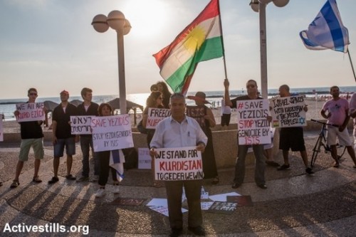 הפגנה מול שגרירות ארצות הברית בתל אביב בסולידריות עם היזידים, הנוצרים והכורדים בעיראק שסובלים מרדיפה ומאלימות (צילום: יותם רונן/אקטיבסטילס)