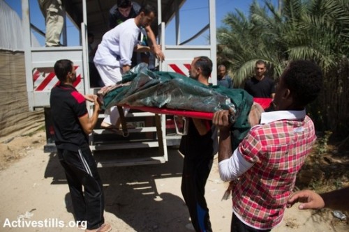 פינוי גופות של הרוגים בעקבות תקיפת צה"ל ברפיח בסוף השבוע. בין השכונות שהותקפו גם "שכונת בריר". (צילום: באסל יאזורי/אקטיבסטילס)