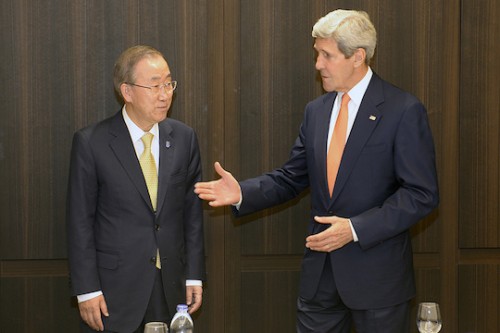 ג'ון קרי עם באן קיי מון, יולי 2014 (צילום: שגרירות ארה"ב)