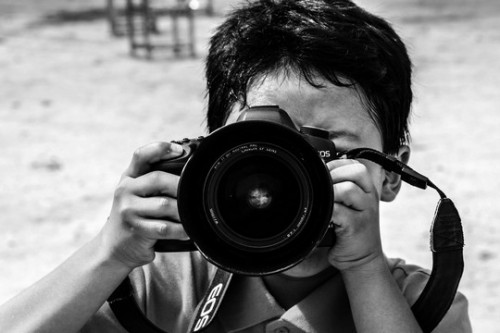 ילד מצלם (Jacob Hong CC BY-NC-SA 2.0)
