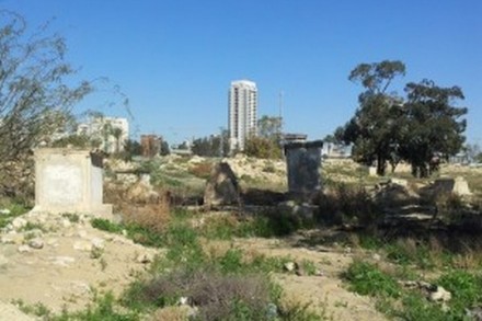 הזנחה דיכוטומית בבאר שבע. בית העלמין המוסלמי הנטוש ומגדל מגורים יוקרתי ומפנק. צילום: דני בלר