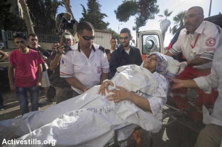 פצועה מעזה מגיעה לקבל טיפול בבית החולים סיינט ג'וזף, מזרח ירושלים (פאיז אבו-רמלה / אקטיבסטילס)