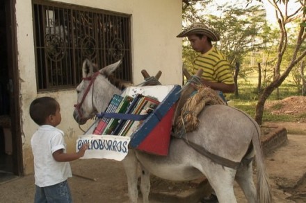 ספריית החמורים Biblioburro (צילום: Acción Visual/Diana Arias, ויקימדיה קומונס CC BY-SA 3.0)