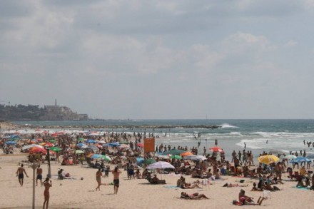 רוחצים בחוף תל אביב (חגי מטר)