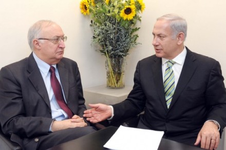 ראש הממשלה נתניהו ומנואל טרכטנברג (צילום: אבי אוחיון / לע"מ)