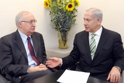 ראש הממשלה נתניהו ומנואל טרכטנברג (צילום: אבי אוחיון / לע"מ)