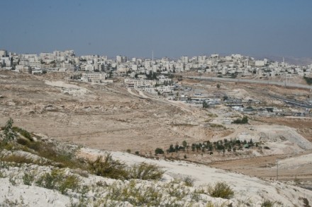 באופק: שכונת עיסאוויה. בלב התמונה: שטח הגן הלאומי המתוכנן. ערכי נוף נדירים (חגי מטר)