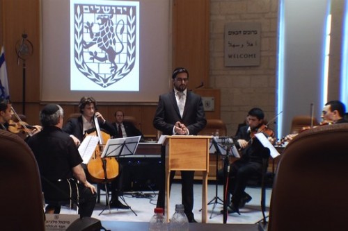 החזן דובלה הלר מבצע את היצירה "ירושלים החדשה" במועצת העיר ירושלים