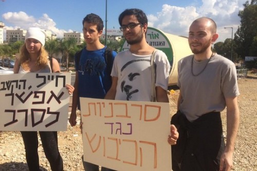 אודי סגל (שני משמאל) מלווה בחברים תומכים היום בכניסה לבסיס תל השומר.(צילום: סרבניות נגד הכיבוש) אודי סגל (שני משמאל) מלווה בחברים תומכים היום בכניסה לבסיס תל השומר.(צילום: סרבניות נגד הכיבוש)