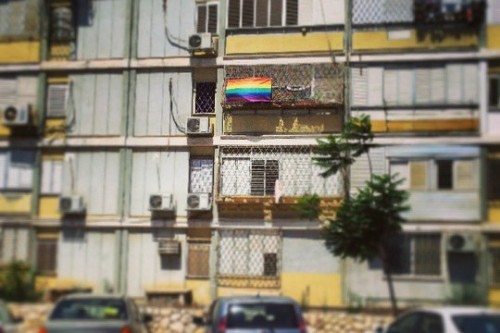 דירה עם דגל גאווה בשכונה ד בבאר שבע. צילום: דני בלר
