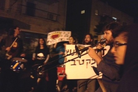 עשרות מפגינים מחוץ לבית ניר ברקת (יעל מרום)